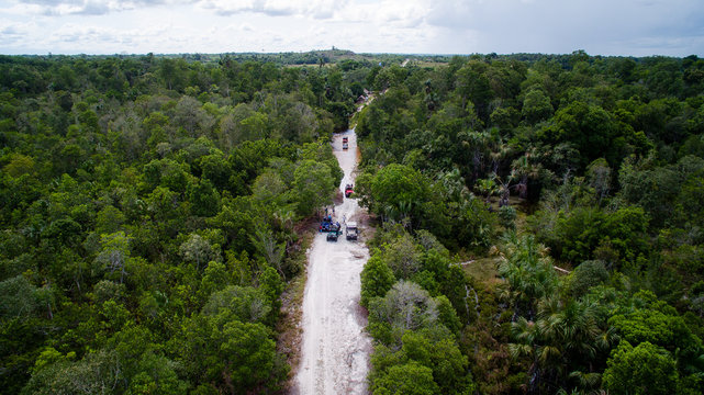 Jeeps por camino de trocha en sabanas de Puerto Inirida-Guainia al Sur oriente de Colombia