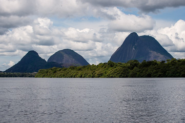 Cerros Mavicure, montañas de piedra en el Rio Inírida en Guainía-Colombia 