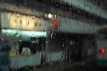 雨、窓、