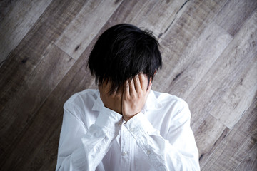 悩む・男性