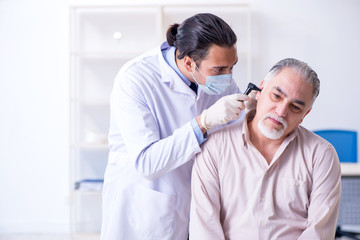 Obraz na płótnie Canvas Male patient visiting doctor otolaryngologist
