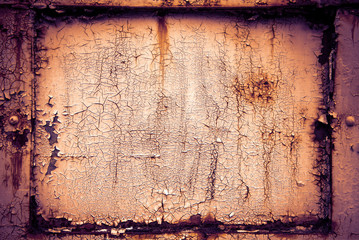 ひび割れのあるペイントされた鉄の扉