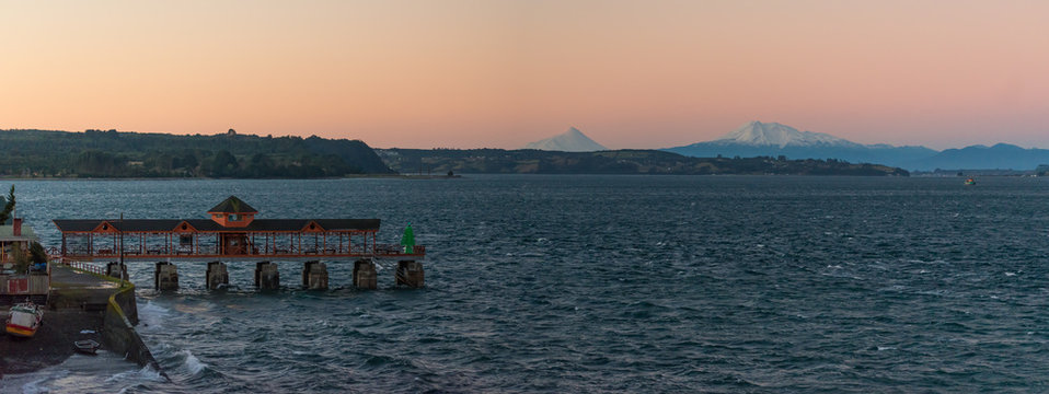 Atardercer en Calbuco con vista al volc&aacute;n Calbuco y volc&aacute;n Osorno. Chile - Patagonia