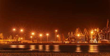 Fototapeta na wymiar It looks like a commercial seaport at night