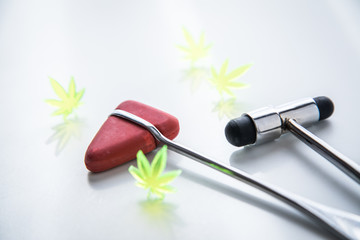 Cannabis Marihuana Hanf CBD als Therapie Medizin bei Neurologe Arzt Praxis mit Reflexhammer