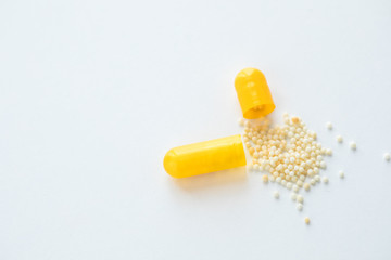 Gelbe Pille Kapsel mit Inhaltsstoffe auf weiß Hintergrund