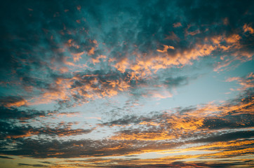 Naklejka premium sunset and dramatic clouds over the sky