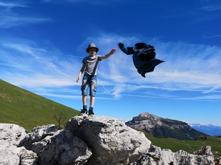 randonnée en montagne - enfant escaladant un rocher