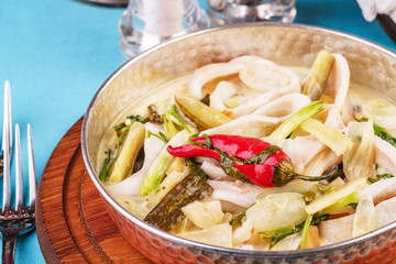  Mediterranean noodle soup with colmar rings, onions, cucumbers and hot peppers