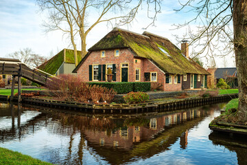 Fototapeta na wymiar Scenic view on canal in Giethoorn, The Netherlands