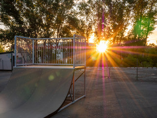 Halfpipe im Skaterpark bei Sonnenuntergang