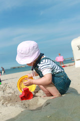 Am Strand spielen...