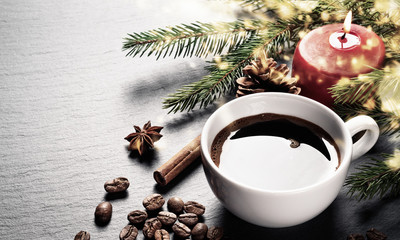 Obraz na płótnie Canvas Coffee cup and coffee beans with christmas decoration