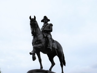 Fototapeta na wymiar A statue of George Washington in Boston