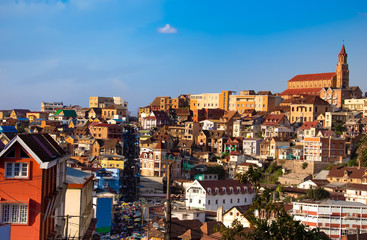 Obraz premium Budynki miasta z targiem ulicznym Antananarywa w słoneczny dzień. Madagaskar