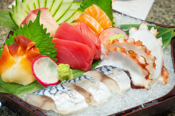 sashimi mix set include salmon, tuna, saba, tai, tako and hokkigai
