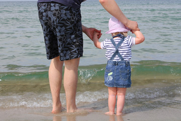 Vater und Tochter am Strand