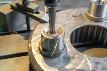 Internal processing of the hole on the grinding machine, precise finishing.