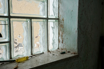 altes Fenster eines renovierungsbedürftigen Haus