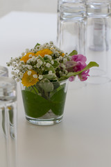 Dekorative Blumen im Glas