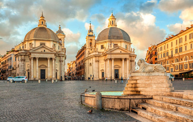 Piazza del Popolo (Place du Peuple), Rome, Italie. Églises de Santa Maria in Montesanto et Santa Maria dei Miracoli. Architecture et point de repère de Rome.
