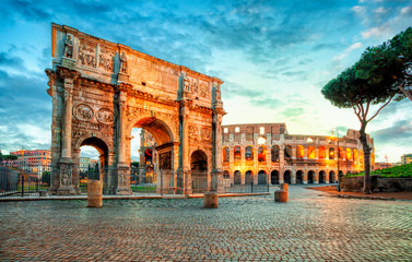 Boog van Constantijn en Colosseum in Rome, Italië. Triomfboog in Rome, Italië. Noordzijde, vanaf het Colosseum. . Het Colosseum is een van de belangrijkste bezienswaardigheden van Rome. Rome architectuur en mijlpaal.