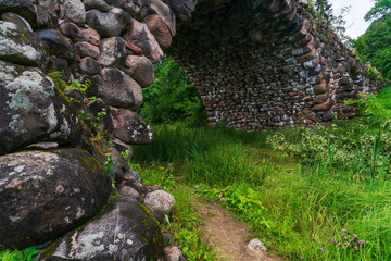 Валунный чертов мост в усадьбе Василево. Архитектор Львов.