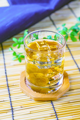 梅の実が入った梅酒