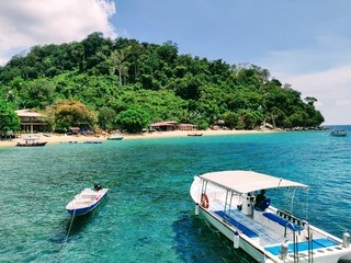 Magnifique île paradisiaque de sable blanc et eau turquoise