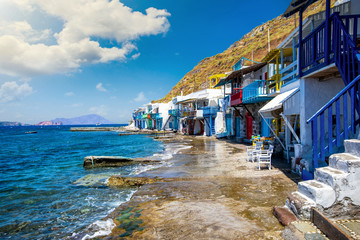Das traditionelle Fischerdorf Klima auf der Insel Milos mit bunten Bottshäusern direkt am Meer,...