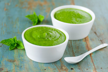 Grüne Suppe mit Minze