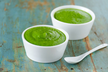 Grüne Suppe mit Minze