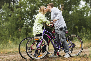 Obraz premium Sideways couple kissing on bicycles