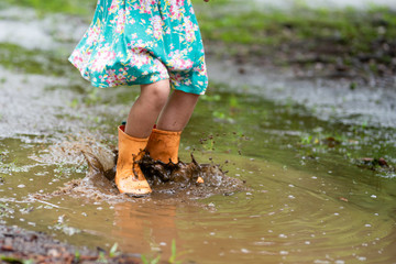 水溜まりで遊ぶ子供の足