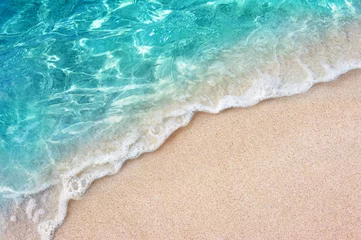 Fototapeten Weiche blaue Ozeanwelle oder klares Meer auf sauberem Sandstrand-Sommerkonzept © OHishi_Foto