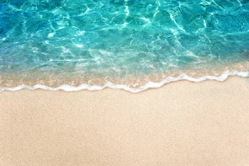 Foto auf Leinwand Weiche blaue Meereswelle oder klares Meer auf sauberem Sandstrand Sommerkonzept © OHishi_Foto