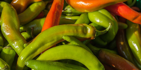 piments rouges et piments verts sur l'étal d'un marché aux légumes