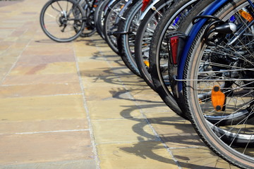Viele geparkte Fahrräder auf einem gepflasterten Platz in der Stadt