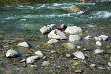 Erfrischung im kühlen Wasser eines Flusses  - Sommerhitze - Abkühlung