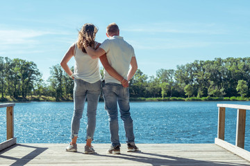 Couple de dos face à un lac