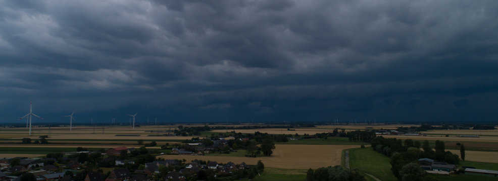 Rollwolke sammelt sich zu einem Unwetter am Himmel zusammen