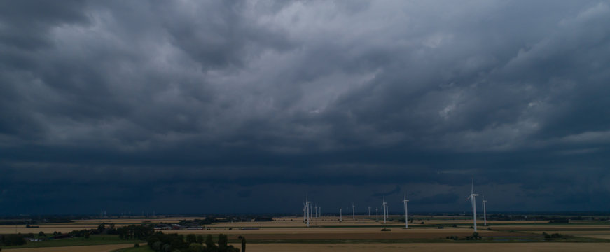 Rollwolke sammelt sich zu einem Unwetter am Himmel zusammen