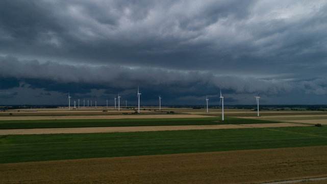 Rollwolke sammelt sich zu einem Unwetter am Himmel zusammen