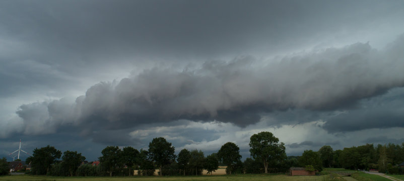 Rollwolke sammelt sich zu einem Unwetter am Himmel zusammen