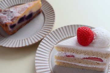 苺のショートケーキと巨峰のチーズケーキ