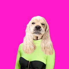 Hund mit dem schlanken weiblichen Körper in grüner Kleidung. Feminine, wilde Natur. Negativer Platz zum Einfügen Ihres Textes. Modernes Design. Collage zeitgenössischer Kunst. Konzept der Schönheit der Natur und der Tiere. © master1305