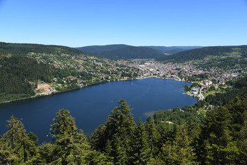 Fototapeta na wymiar Le lac de Gérardmer depuis l'observatoire de Merelle