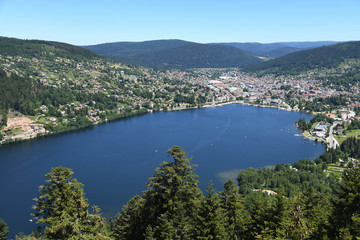 Fototapeta na wymiar Le lac de Gérardmer depuis l'observatoire de Merelle