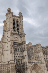 Fototapeta na wymiar Aube - Troyes - Façade de la Cathédrale Saint-Pierre et Saint-Paul 
