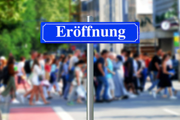 Eröffnung auf blauem Schild mit Passanten